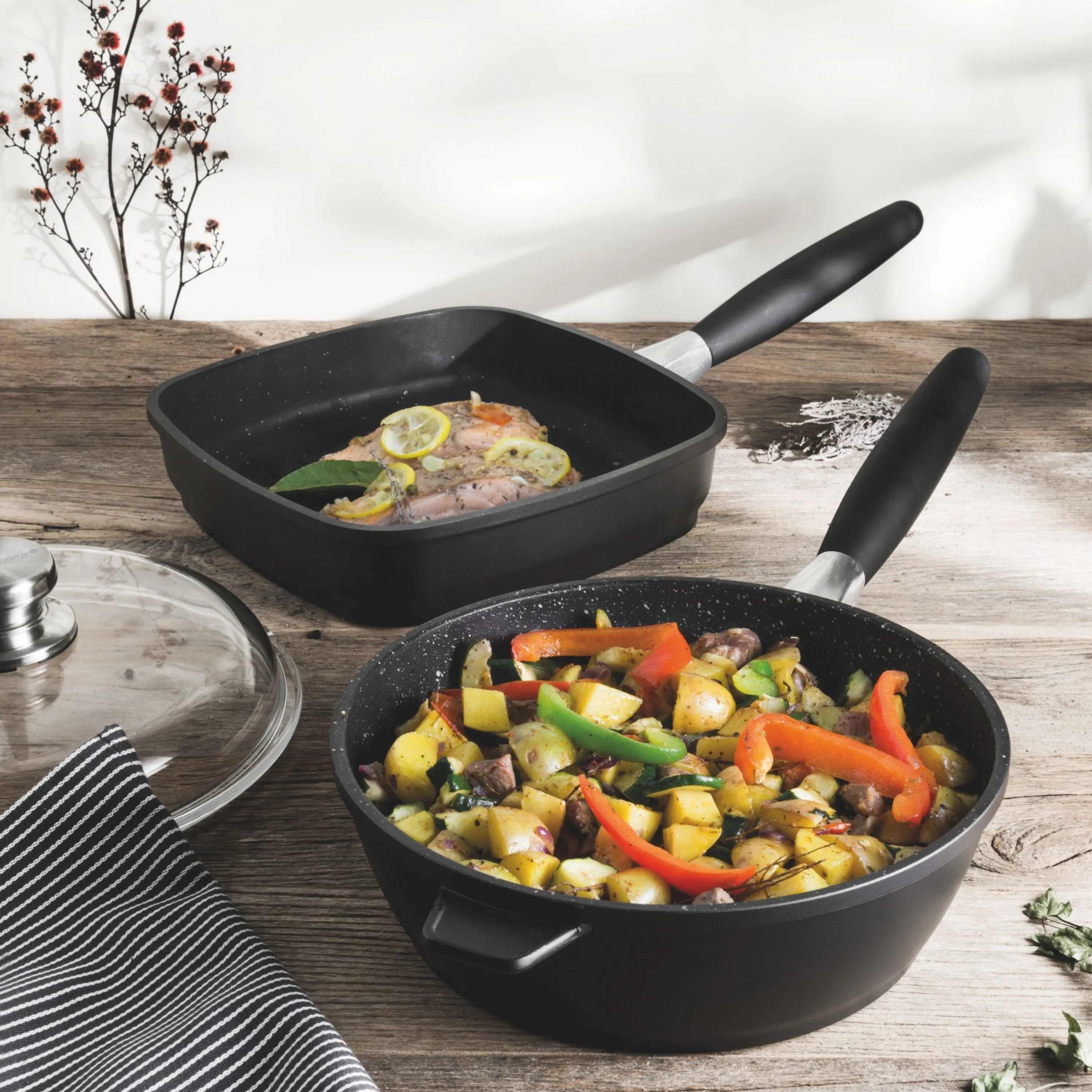 BergHOFF Scala Non-stick Cast Aluminum 9.5" Sautepan 3Qt., Glass Lid, Detachable Handle, Black