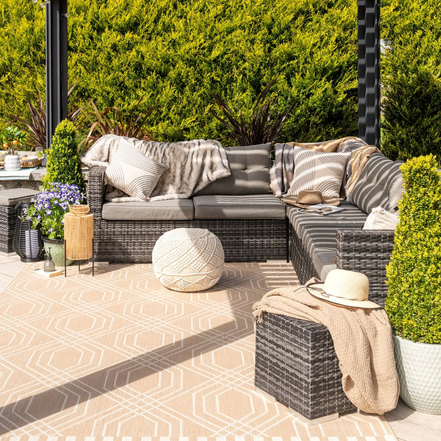 Cream Modern Geometric Outdoor Rug - Basata